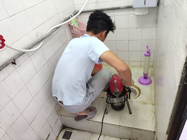 罗庄肥皂掉到马桶里把马桶堵住了怎么办？马桶堵住了怎么办